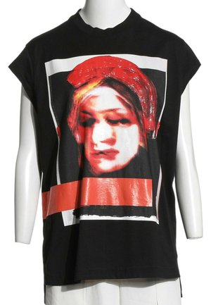 Schwarzes ärmelloses Top mit einer stilisierten roten und weißen Grafik eines Frauenkopfes mit rotem Kopftuch, umrahmt von einem weißen Rand und einem roten Streifen.