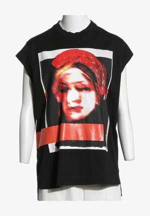 Haut noir sans manches avec un graphisme stylisé rouge et blanc représentant le visage d’une femme portant un foulard rouge, encadré d’une bordure blanche et d’une bande rouge.