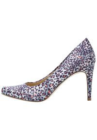 Lodička s leopardím potiskem, zaoblenou špičkou, textilním svrškem s fialovými a růžovými skvrnami na světle modrém pozadí, úzkým stiletto podpatkem.