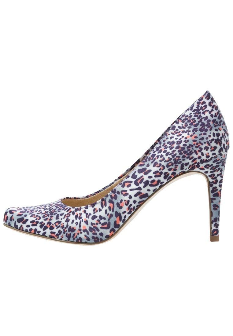 Lodička s leopardím potiskem, zaoblenou špičkou, textilním svrškem s fialovými a růžovými skvrnami na světle modrém pozadí, úzkým stiletto podpatkem.