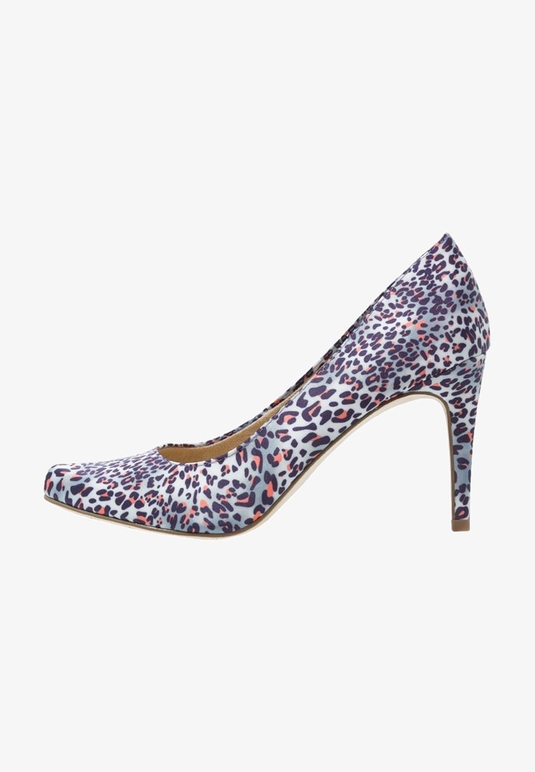 Lodička s leopardím potiskem, zaoblenou špičkou, textilním svrškem s fialovými a růžovými skvrnami na světle modrém pozadí, úzkým stiletto podpatkem.