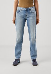 Ljusblå denimjeans med rak bendesign, blekt utseende, femficksdesign och metallknappstängning. Förstärkta med detalj i gult på etiketten.