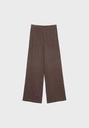 Braune Hose mit weitem Bein und elastischem Bund, aus weichem, strukturiertem Stoff, flach auf einem neutralen Hintergrund präsentiert.