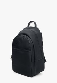 Czarny plecak wykonany z teksturowanego materiału z podwójnymi zamkami błyskawicznymi, górnym uchwytem oraz ergonomicznymi szelkami. Charakteryzuje się eleganckim, minimalistycznym wzornictwem.