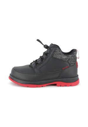 Baskets montantes synthétiques noires avec un col en tissu gris texturé, semelle en caoutchouc rouge et lacets noirs. Présente une languette au talon.