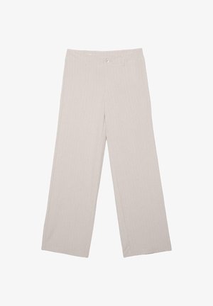 Beige Damenhose mit weitem Bein, dezenten Nadelstreifen, Knopfverschluss und Gürtelschlaufen, flach auf einem weißen Hintergrund liegend.