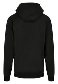 Svart huvtröja, mjukt material, avslappnad design, med en känguruficka, ribbade ärmslut och nederkant, utan synlig branding eller mönster.