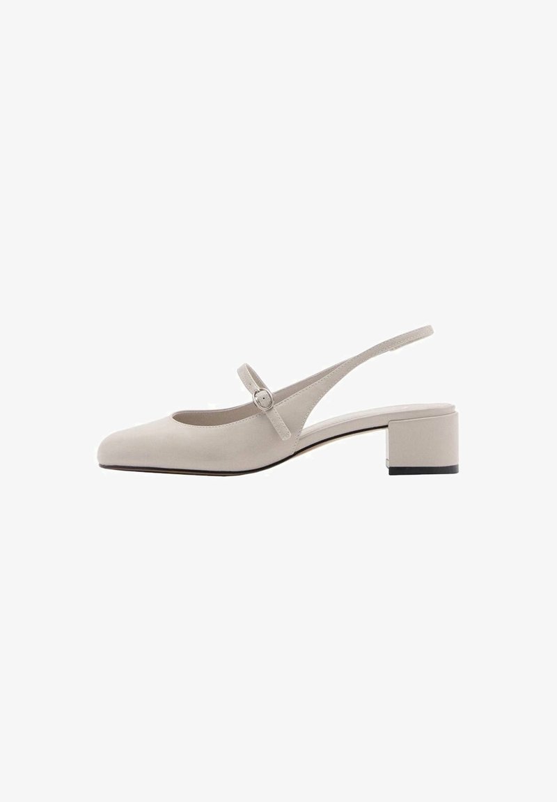 Chaussure slingback beige avec un bout carré, un talon bloc plat et une bride réglable avec boucle. Texture en cuir lisse avec un design minimaliste.