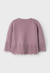 Cardigan lavorato a maglia di un leggero lilla, caratterizzato da un motivo a foglia sull'orlo. Il collo rotondo e i bordi scallop aggiungono un tocco di eleganza al design.