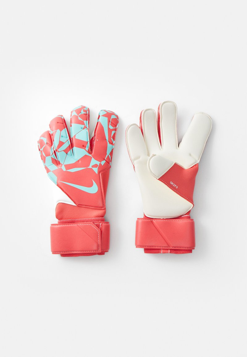 Piros és kék Nike kapuskesztyű geometrikus mintával, latex tenyérrel és állítható csuklópánttal; sima fehér bélés a belső oldalon.