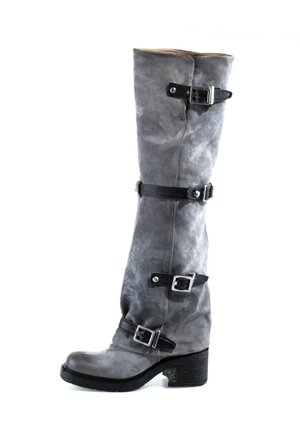 Botte haute en cuir gris avec quatre sangles à boucles noires et un petit talon bloc, vue de profil sur fond blanc.