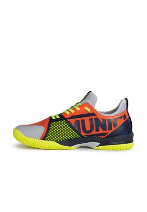 Vue de côté droit d'une chaussure de sport basse aux couleurs orange, jaune fluo, noir et gris avec le mot « MUNICH » sur le côté.