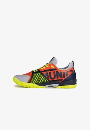 Vista lateral derecha de una zapatilla deportiva baja con colores naranja, amarillo neón, negro y gris y la palabra "MUNICH" en el lateral.