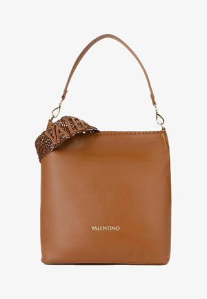 Sac à main en cuir marron de Valentino avec une poignée courte et une bandoulière tissée détachable portant le nom de la marque en grandes lettres.