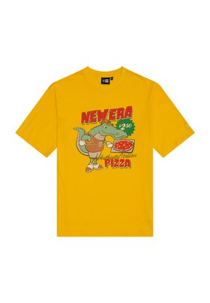 Gelbes T-Shirt mit einem Cartoon-Alligator, der einen Hut trägt und eine Pizzaschaufel mit Pizza hält. Der Text lautet „NEW ERA 2,50 $ Authentische italienische PIZZA.“