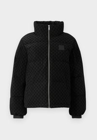 Czarna kurtka puchowa z wysokim kołnierzem, o wzorzystej teksturze, z zamkiem z przodu i elastycznymi mankietami. Ma subtelny naszywkę z logo na piersi.