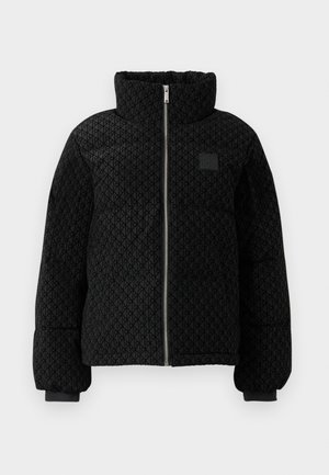 Černá péřová bunda s vysokým límcem, vzorovanou texturou, předním zipem a elastickými manžetami. Vybavena nenápadnou nášivkou loga na hrudi.