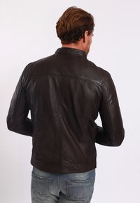 Giacca in pelle marrone scuro con un design aderente, cuciture visibili e colletto rialzato. Vista posteriore, texture liscia e forma su misura.