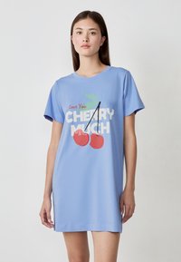 Abito in cotone azzurro chiaro con stampa grafica di ciliegie rosse e il testo "Ti amo TANTISSIME CILIEGE." Maniche corte, vestibilità comoda.