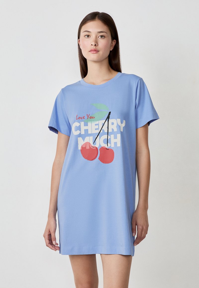 Abito in cotone azzurro chiaro con stampa grafica di ciliegie rosse e il testo "Ti amo TANTISSIME CILIEGE." Maniche corte, vestibilità comoda.