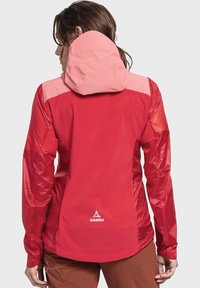 Leichte, rote und rosafarbene Jacke mit Kapuze, glänzender Textur, Reißverschluss vorn und Logo auf dem unteren Rücken.