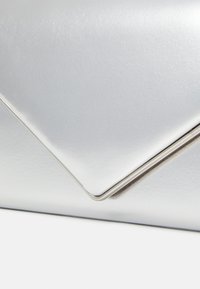 Srebrna torebka kopertowa z faux skóry o płaskim designie, w kształcie koperty, z gładką teksturą i metalicznym akcentem wzdłuż krawędzi.