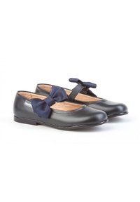 Zapatos negros tipo Mary Jane con lazos de tela azul marino en las correas, con un acabado suave y plantillas acolchadas beige.