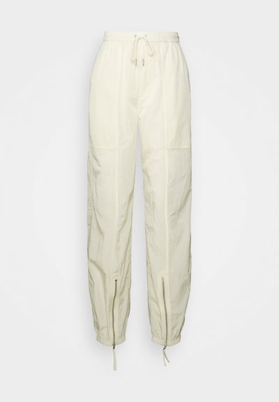 Filippa K LIGHT FUNCTIONAL TROUSERS - Παντελόνι - white chalk