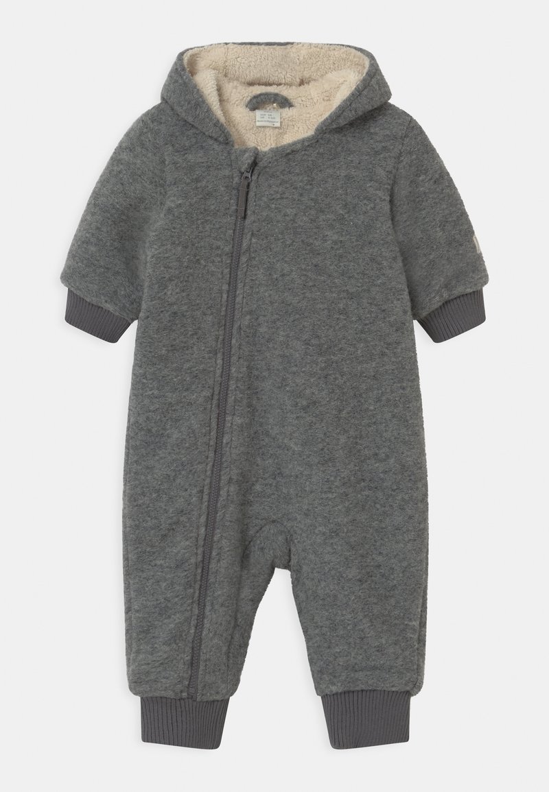 Combinaison bébé grise doublée en polaire avec capuche, fermeture éclair diagonale à l'avant, et poignets côtelés aux manches et aux jambes.