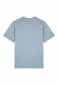 T-shirt court à manches courtes bleu clair avec un col rond et une texture douce. Présente un design uni sans motifs ni graphiques visibles.