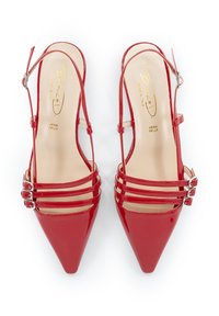 Décolleté slingback in vernice rossa con punte affusolate, dotate di quattro fasce decorative e fibbie argentate per una vestibilità regolabile.