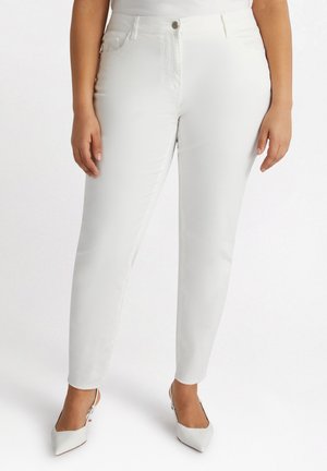 Jeans blancos ajustados, elaborados con material elástico, que cuentan con una cintura de alto medio, bolsillos frontales y cierre con un solo botón.