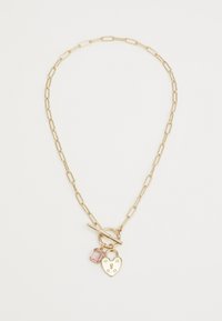 Χρυσή αλυσίδα περι neck με επιμήκεις κρίκους, διαθέτει ροζ πολύτιμο λίθο και μενταγιόν σε σχήμα καρδιάς με εγχάρακτες λεπτομέρειες και κλείσιμο τύπου toggle.