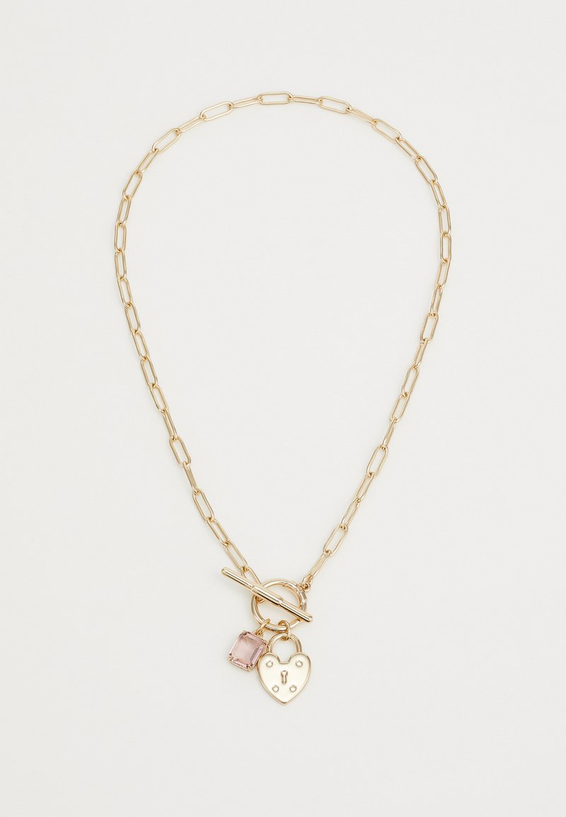 Colier din aur cu verigi elongate, având o piatră prețioasă roz și un pandantiv de încuietoare în formă de inimă cu detalii gravate și un sistem de închidere tip toggle.