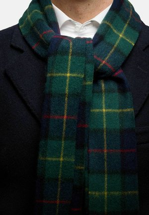 Ullscarf med ett mönster i grön, blå och gul tartan samt röda accenter. Mjuk textur, rektangulär form, hängande runt halsen.