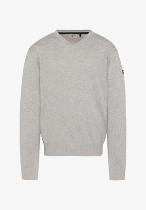 Pull en maille gris clair à col en V, manches longues, poignets et ourlet côtelés, avec un petit écusson logo sur le bras gauche.