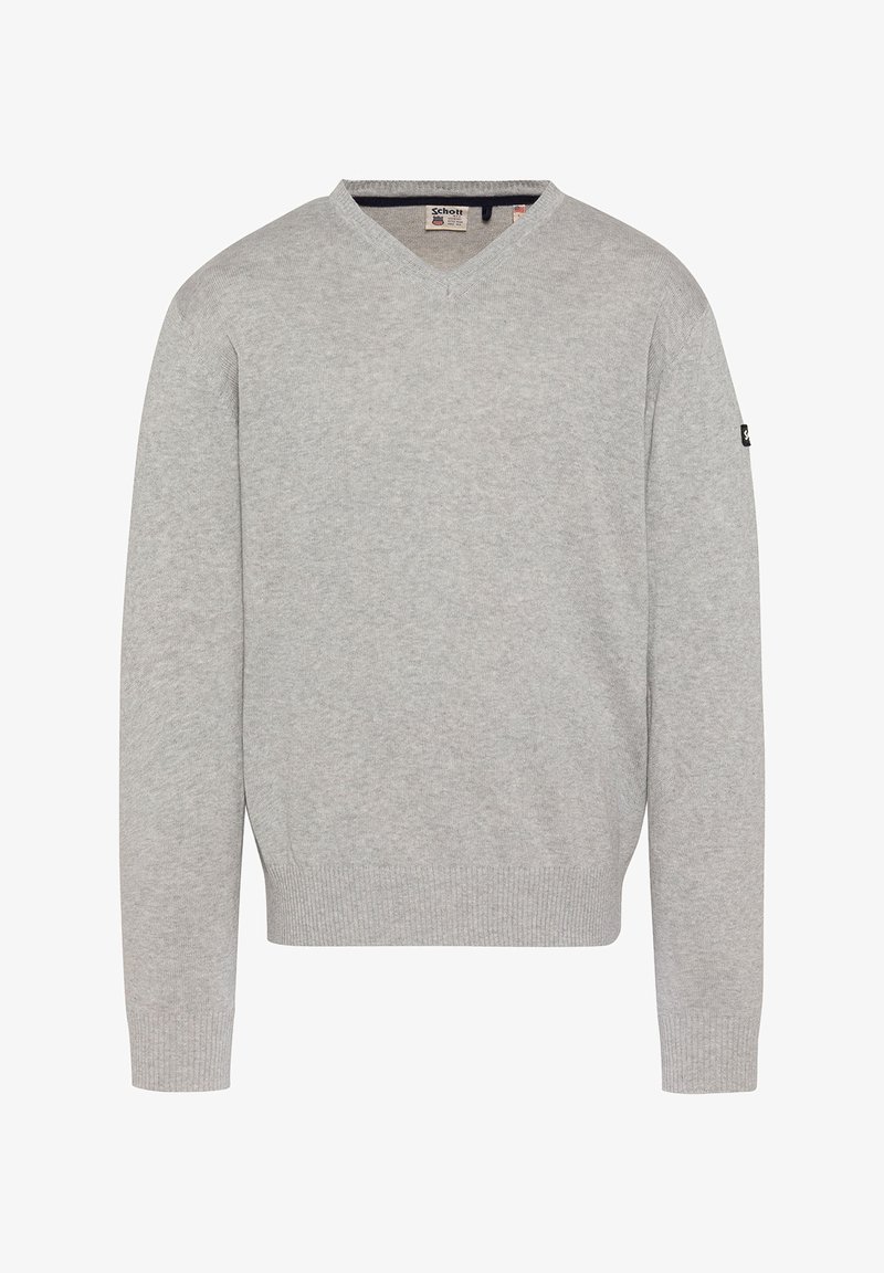 Pull en maille gris clair à col en V, manches longues, poignets et ourlet côtelés, avec un petit écusson logo sur le bras gauche.