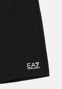 Fekete pamut rövidnadrág, fehér EA7 Emporio Armani logóval, sima textúrával és egyszerű dizájnnal, minták nélkül.