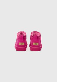 UGG CLASSIC ULTRA MINI - Klasiski puszābaki - dark peony