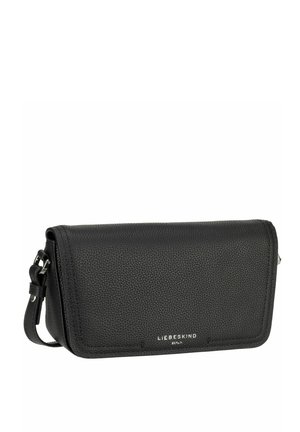 Sac bandoulière noir en cuir avec une finition texturée, fermeture à rabat et bandoulière réglable. Comprend des accessoires en argent et un logo en relief.