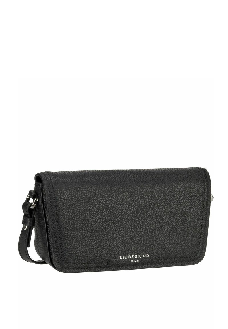 Schwarzlederne Umhängetasche mit strukturiertem Finish, Klappverschluss und verstellbarem Trageriemen. Sie verfügt über silberne Hardware und geprägte Logodetails.