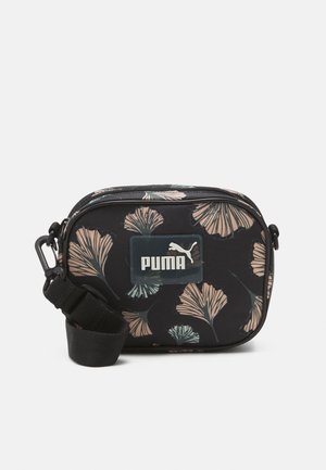 Sac bandoulière noir à motif floral, fabriqué en matériau durable, avec une fermeture éclair et un patch logo de marque sur le devant.