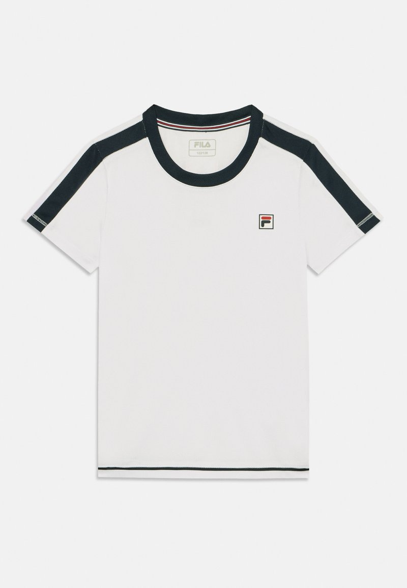 T-shirt blanc à manches courtes avec des accents bleu marine sur les épaules, un col rond et un détail rayé rouge et bleu marine. Comprend un petit logo.