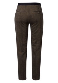 Pantalon à carreaux marron, coupe slim, en tissu texturé, avec une ceinture élastique et deux poches arrière à rabat avec boutons.