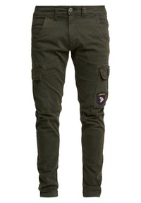 Pantalon cargo slim vert olive avec fermeture à boutons, poches latérales, poches cargo et un écusson "Airborne" en forme d'aigle sur la jambe droite.