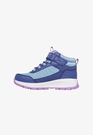 Mid-Top Sneakers in Blau und Lila mit einem strukturierten Synthetik-Obermaterial, gepolstertem Kragen und einer kontrastierenden weißen Sohle mit lila Akzenten.