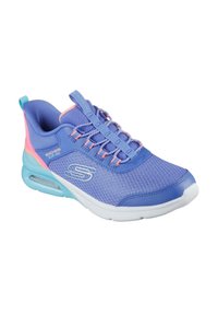 Zapatilla deportiva de color azul claro con parte superior de malla, acentos rosas, cordones elásticos y un collar acolchado. Presenta una suela de goma blanca y un talón transparente.