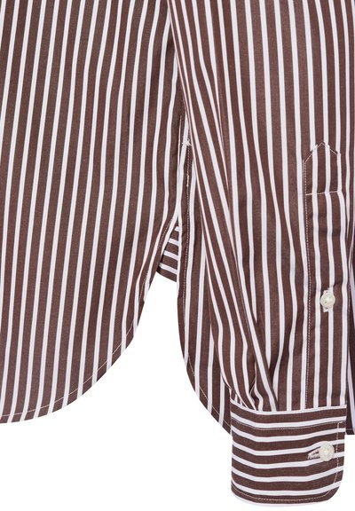 Chemise rayée marron et blanche à manches longues, avec un ourlet arrondi, des poignets boutonnés et une petite poche sur la poitrine. Texture de tissu lisse.