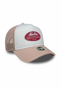 Gorra de camionero con la parte frontal blanca, visera rosa y parte trasera de malla beige. Presenta un parche ovalado rojo con "New Era" y texto. Costuras decorativas en la visera.