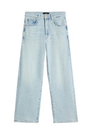 Lyseblå jeans med lige ben, fem lommer, knaplukning og bæltestropper, vist fladt på en hvid baggrund.